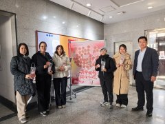 教职工们正在工会工做人员的指导下领取